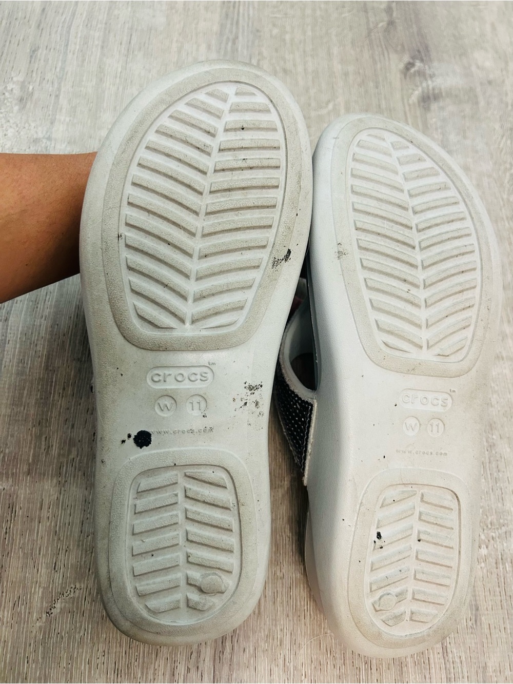 LiteRide by Crocs Silver Sequin Thong Sandals for Women - Light Gray Footbed 11 - Picture 6 of 6